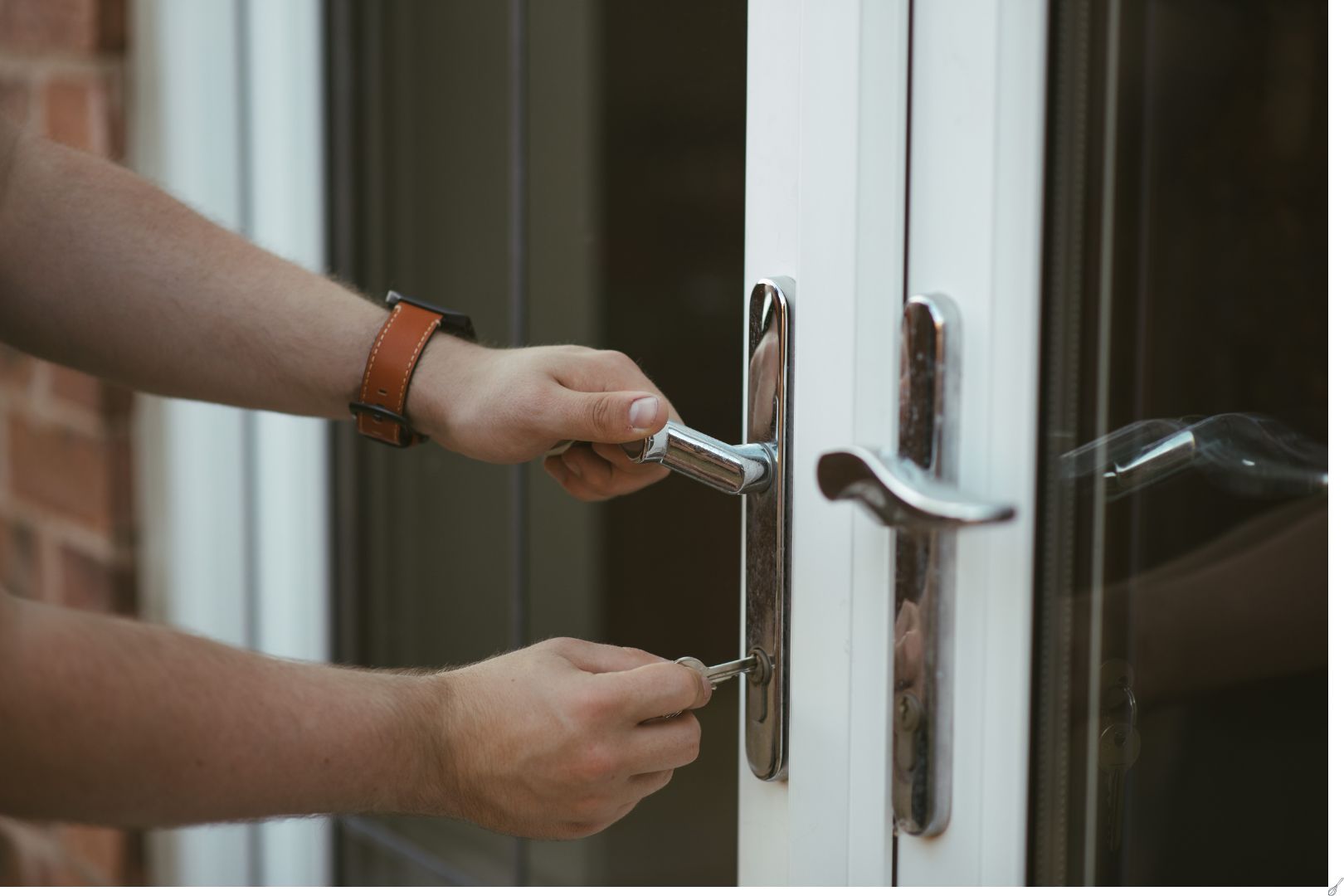 Como reforcar a seguranca da porta da frente