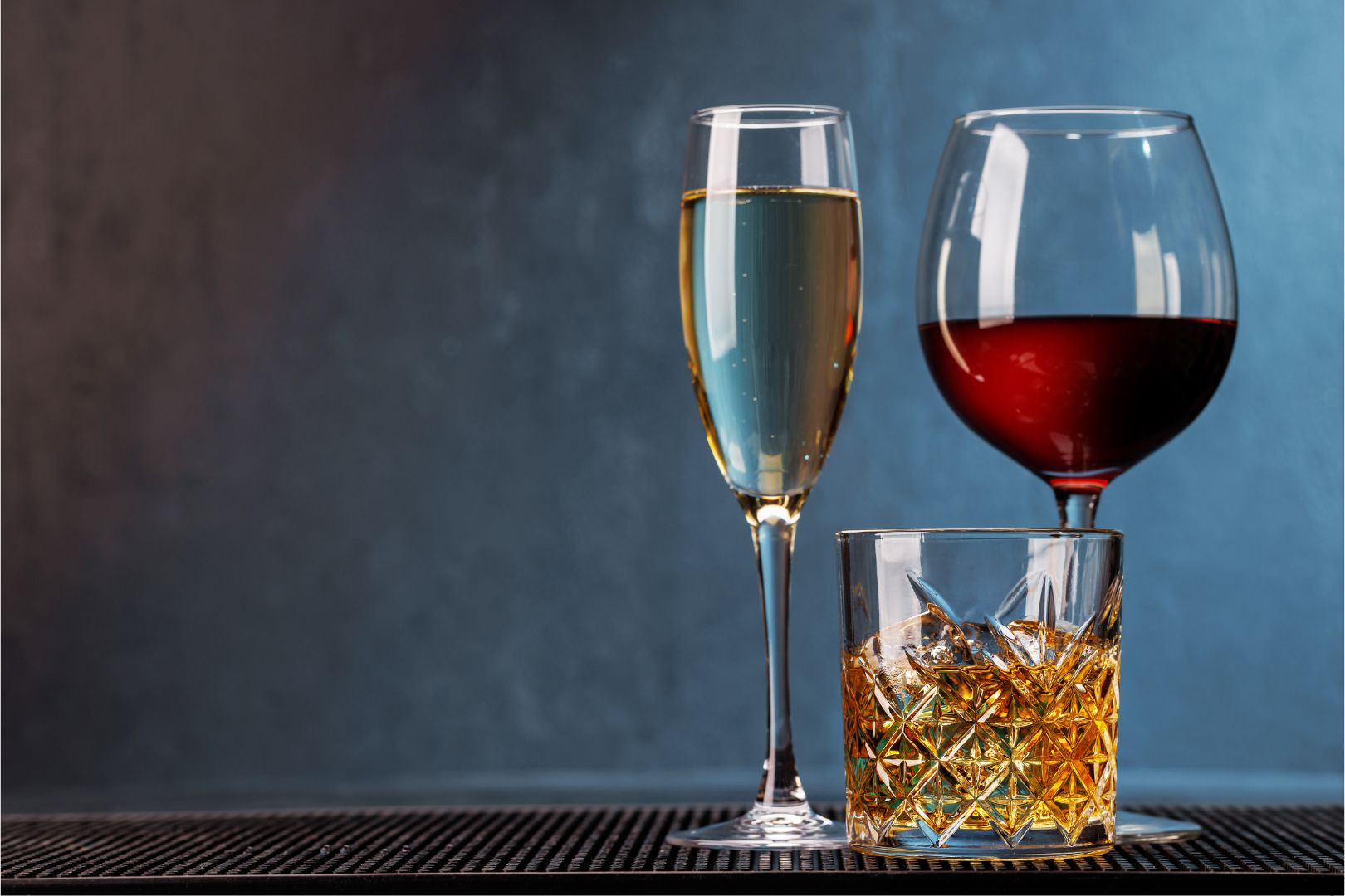 assinatura de vinhos x colecao de whiskies